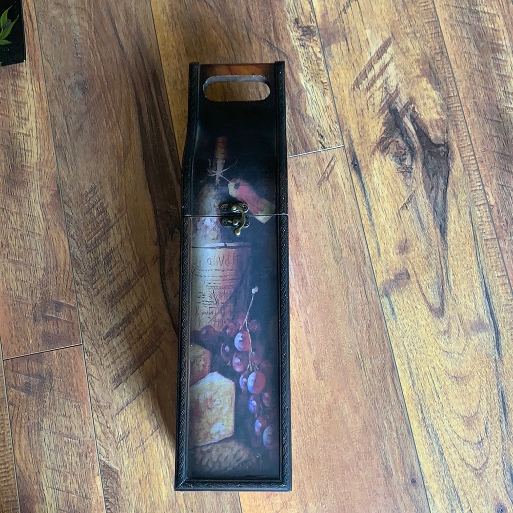 Wine bottle container